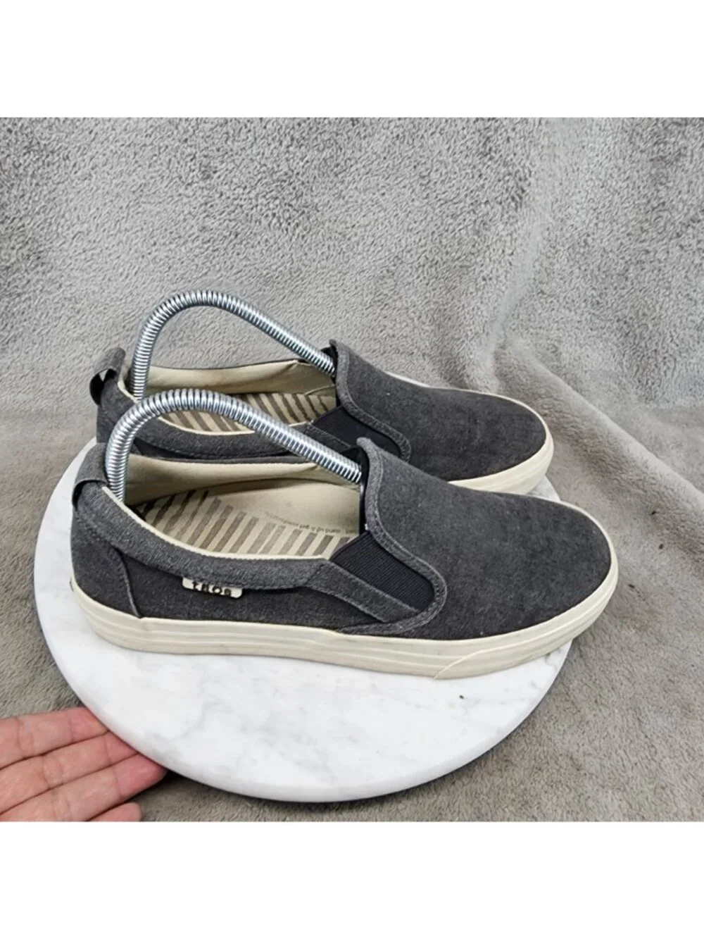Taos Footwear Shoes Womens Size 8.5 Gray Canvas Slip On Sneakers *Read*